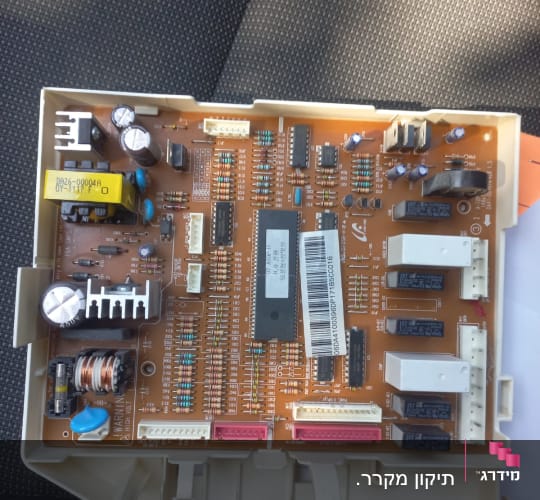 לוח מעגלים מודפס עם רכיבים אלקטרוניים שונים